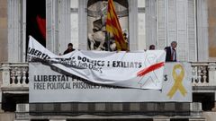 El 21 de marzo se sustituy� la pancarta a favor de los �presos pol�ticos� del balc�n del Palau de la Generalitat por otra con el mismo mensaje pero que, en lugar de un lazo amarillo , ten�a uno blanco con una franja roja