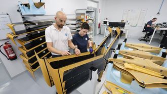 Dos empleados revisando las alas de drones modelo M5D-Airfox que Marine Instruments fabrica en Porto do Molle (Nigr�n).