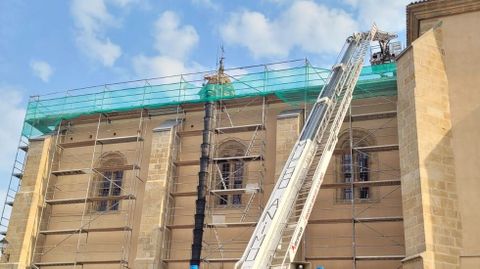 Momento en que los bomberos suben al tejado de la iglesia de San Vicente para rescatar al herido