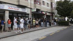 Los primeros llegaron a la puerta de la inmobiliaria Julio Gerpe a las cuatro de la maana. Cuenta que, media hora ms tarde, empezaron a colocarse detrs otros grupos.