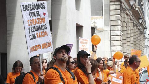 Alrededor de 1.500 personas han participado este jueves en una manifestaci�n en Oviedo con motivo de la huelga convocada por los sindicatos de la ense�anza concertada Otecas, Feuso y FSIE