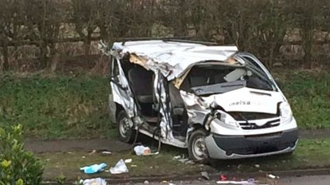 Estado en el que qued� el minibus en el que viajaban los trabajadores gallegos