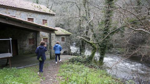 La senda del ro Belelle conduce hacia la Fervenza en un paseo que encuentra la central hidroelctrica