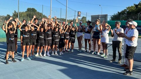 Entrega de premios de la final de dobles del torneo W50 Cidade de Ourense femenino que ganaron las tenistas Matilde Jorge y Anna Rogers.