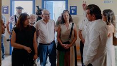 El conselleiro Diego Calvo, derecha, durante la visita a las obras del polideportivo municipal de Barbad�s.