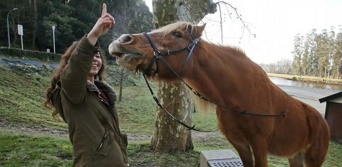 Irene Gefaell y su yegua �Sasha�, ayer, en la playa fluvial del L�rez, en Pontevedra, donde su presencia no pas� desapercibida. 