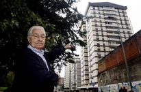 Vitorino Enr�quez, ante una de las cooperativas que impuls� en el barrio de Coia.
