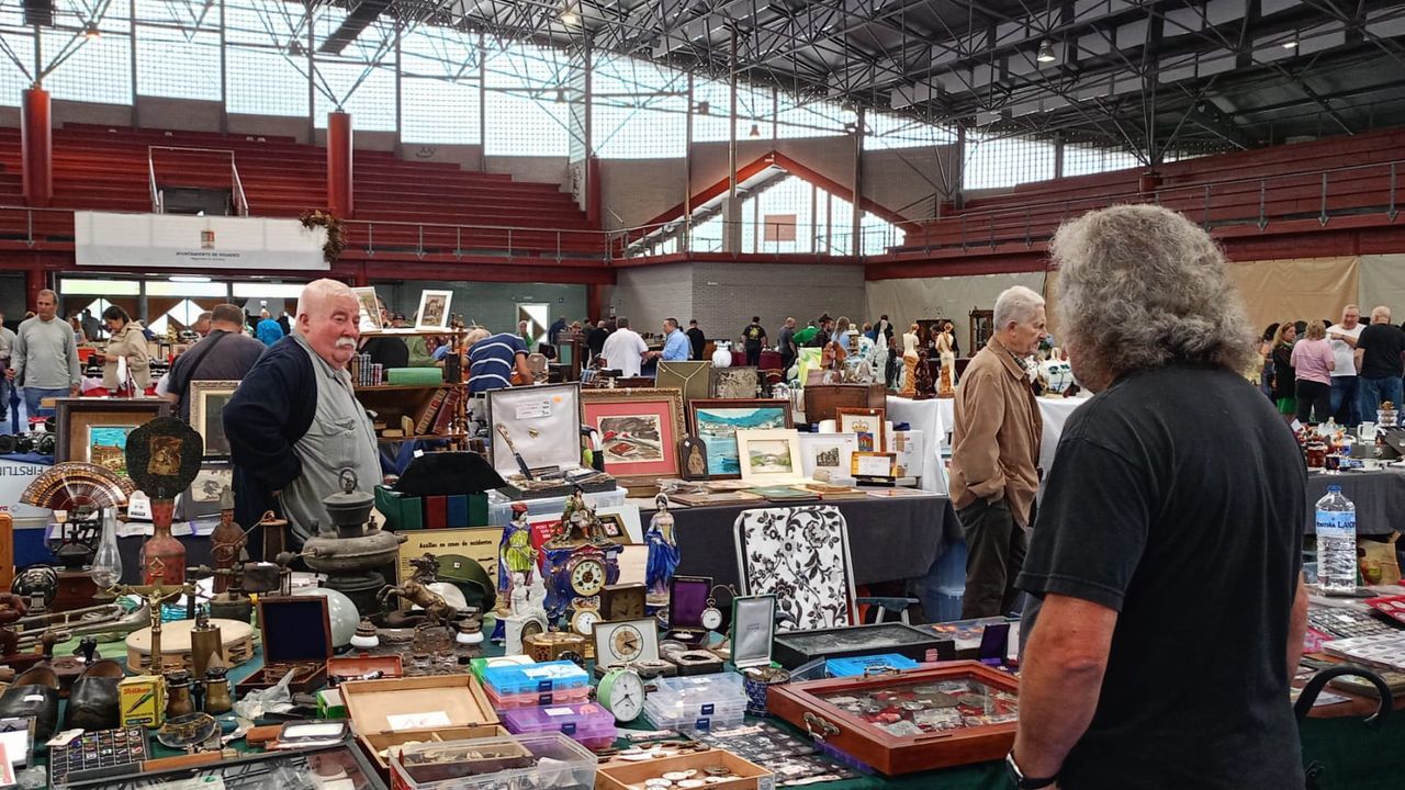 Abre hoy la Feria de Antigüedades de Vegadeo, del misal de Amadeo de Saboya a la vajilla de Sargadelos de Isabel II y mucho más