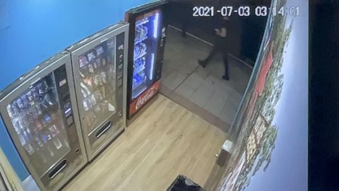 Imagen de la cámara de la tienda de «vending» frente a la que cayó muerto Samuel Luiz y en la que la policía sitúa a varios acusados, uno de ellos en la foto.