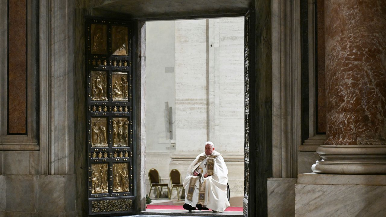 El papa Francisco abre la Puerta Santa de San Pedro y da inicio al Jubileo