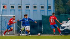 Fuentes Vetusta Sporting Requexon.Fuentes trata de despejar un bal�n ante el Sporting B
