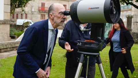 El diputado provincial Jes�s V�zquez Almu��a comprueba uno de los telescopios empleados para observar eclipses solares