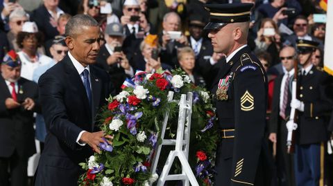 Veteranos, un �ejemplo� de unidad. Barack Obama honr� ayer en el D�a de los Veteranos a los excombatientes de Estados Unidos, y les puso como �ejemplo� para recobrar la unidad en el pa�s tras las divisiones expuestas durante la agria campa�a electoral. 