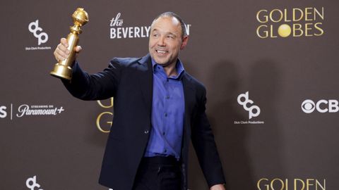 Stephen Graham posa con el premio a Mejor Actor de una Miniserie por �Adolescencia�