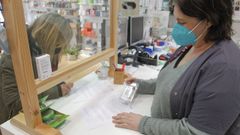 En la imagen, una madre firma el consentimiento informado en el momento de recoger el kit para la muestra en la farmacia de Mar�a Adrio