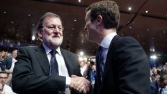 Pablo Casado saludando a Mariano Rajoy el 21 de julio del 2018, día en el que fue elegido como nuevo presidente del PP 