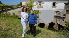 Madre e hija posan delante de la casa levantada sobre el hist�rico molino que esta pareja de retornados de Bilbao restaur� hace casi medio siglo. 