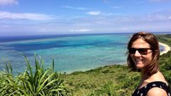 �ngela Ares Pita, en una playa de la isla japonesa de Okinawa, donde trabaja para un centro de investigaci�n desde hace cuatro a�os
