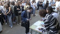 Opositores de educaci�n accediendo a la prueba el a�o pasado en el IES Lamas de Abade (Santiago)