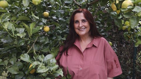 A escritora Arantza Portabales (no xard&iacute;n da s&uacute;a casa) dedica &laquo;Asasinato no mu&iacute;&ntilde;o do cura&raquo; aos seus pais, que lle deron &laquo;o mellor&raquo;. 