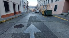 La calle Buenos Aires, con numerosos parches, da acceso al auditorio municipal y a la zona portuaria