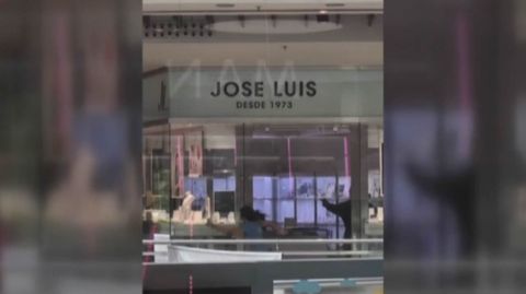 Espectacular atraco en pleno d�a en una joyer�a de Castelldefels