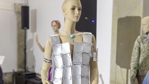 Exposición de vestidos con materiales de reciclaje que se puede ver en la Capela de Santa María de Lugo