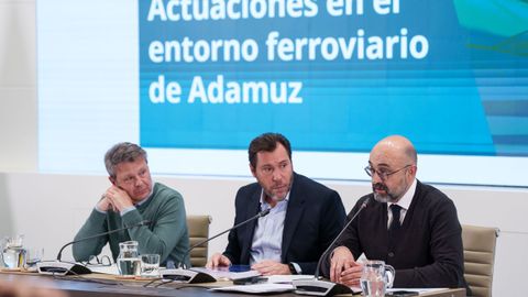 El ministro de Transportes y Movilidad Sostenible, �scar Puente (c), acompa�ado del secretario de Estado de Transportes y Movilidad Sostenible, Jos� Antonio Santano Clavero (i), y el presidente de Adif, Luis Pedro Marco de la Pe�a (d), atiende a los medios en una rueda de prensa, en la sede del Ministerio de Transportes, a 23 de enero del 2026, en Madrid (Espa�a).