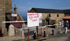 Pintadas que exig�an al Arzobispado rapidez en los trabajos.