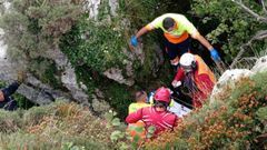 Momento del rescate del hombre que cay� en una grieta en Laviana