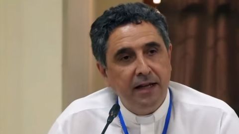 El obispo de Mondoñedo-Ferrol, Fernando García Cadiñanos durante la presentación en Dakar del proyecto Hospitalidad Atlántica.