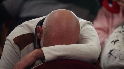 Un hombre se queda dormido durante la celebraci&oacute;n del sorteo, en el Teatro Real.