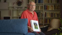 Jos� Ram�n Couto, na s�a casa de Ponte Caldelas, co libro sobre a toponimia de Mora�a
