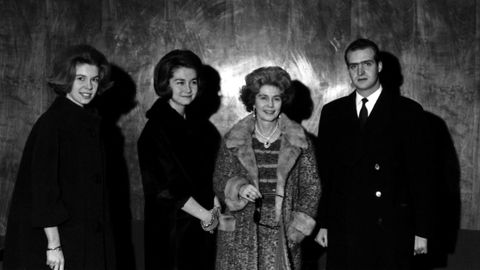 Llegada de la reina Federica de Hannover y su hija, Irene de Grecia, recibidas en el aeropuerto de Madrid por los pr�ncipes de Espa�a, Juan Carlos y Sof�a, en el a�o 1964