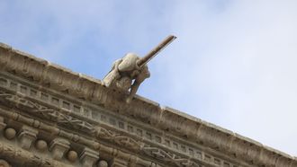 Los tubos met&aacute;licos que sobresalen de las g&aacute;rgolas del Hostal&nbsp;dos Reis Cat&oacute;licos, tras las obras de reforma