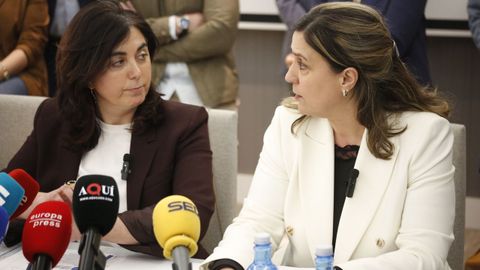Elena Candia y la concejala tr&aacute;nsfuga Mar&iacute;a Reigosa, tras registrar la moci&oacute;n de censura en Lugo el mi&eacute;rcoles.