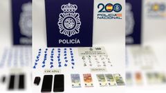 Imagen de toda la droga y el material incautado