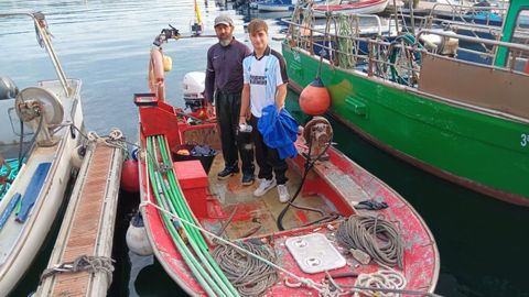 Nacho, junto a �scar, a bordo de la embarcaci�n �Hijos de Demetrio�, este jueves en el muelle de Mugardos