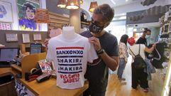 La tienda de Reizentolo en Pontevedra, con la �ltima camiseta sobre Sanxenxo que les quedaba
