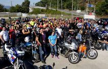 Los motoristas se reunieron ayer tras la muerte de un joven en Bueu esta semana. 