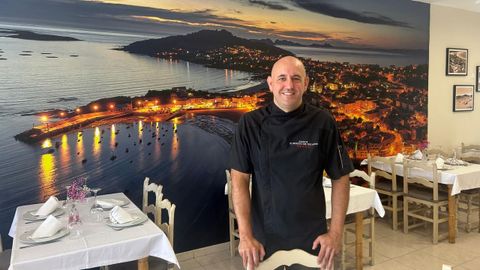 Jos� Alc�ntara, que trabaj� 20 a�os bajo el mar, en su restaurante de Nigr�n