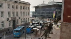 Parada de los buses metropolitanos entre Correos y el Teatro Col&oacute;n, en A Coru&ntilde;a.
