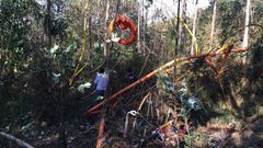 Un helic�ptero suelta el georradar con el que buscaba cobre en Boqueix�n