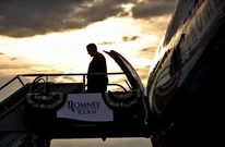 Mitt Romney desciende del avi�n en una parada de su carrera para la Casa Blanca.