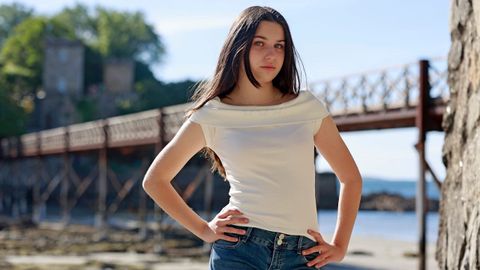 Vicky Fortes Barreiro, ante el castillo de Santa Cruz, en Oleiros