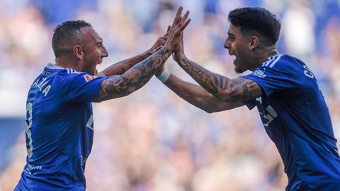 Santi Cazorla y Santi Colombatto celebran un gol del Real Oviedo