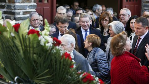 Muchos de los asistentes al funeral quisieron saludar al presidente de la Xunta al finalizar el acto