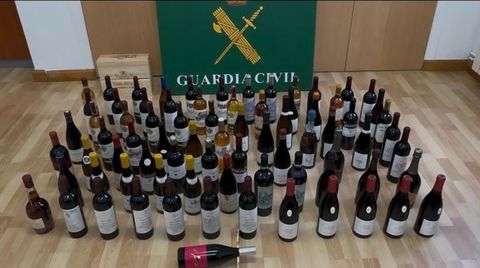 Las botellas que fueron recuperadas por la Guardia Civil.