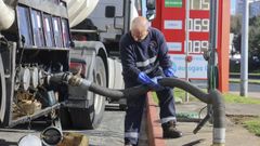 Un�operario de un cami�n cisterna�aprovisiona de gas�leo�a una estaci�n de servicio de Ferrol.