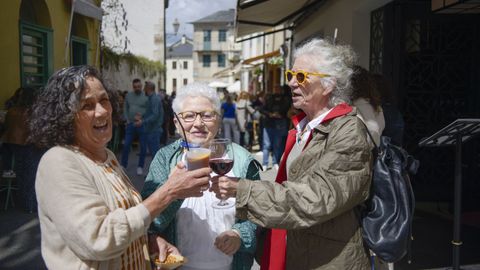 El barrio de A Tinería acogió este sábado la primera Fiesta de la Primavera desde las doce hasta las siete de la tarde con música, talleres y mercado.